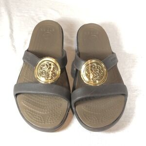 Crocs Sanrah Sandals Women's Sz 8 Chocolate Brown w/ Circle Gold Medallion